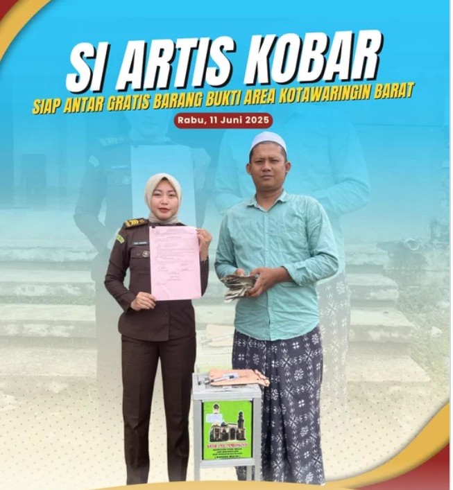 Saat mengembalikan barang bukti uang tunai dan 1 buah kotak amal Masjid Jami Darussholihin di Desa Mulya Raya  Kecamatan Pangkalan Banteng (Foto Istimewa)